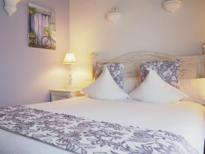 a bedroom with a bed with white sheets and pillows at Hotel Abaco Altea in Altea