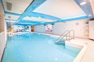 Bazén v ubytování Kur- und Wellnesshotel Förch nebo v jeho okolí