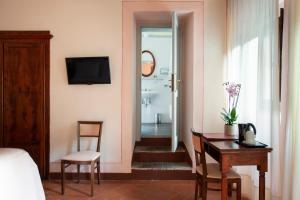 TV a/nebo společenská místnost v ubytování Hotel L'Antico Pozzo