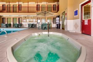 una bañera de hidromasaje en medio de una piscina en Fireside Inn and Suites, en Devils Lake