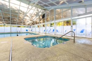 - une piscine dans un bâtiment avec piscine dans l'établissement Country Club Villas by Capital Vacations, à Myrtle Beach