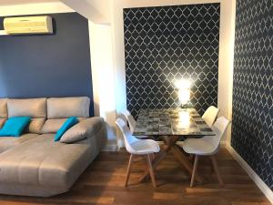 - un salon avec un canapé et une table dans l'établissement Villahermosa Inn, Castellón de la Plana