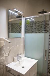 Un baño con lavabo y ducha con espejo. en San Pietro Dreaming Rooms, en Roma