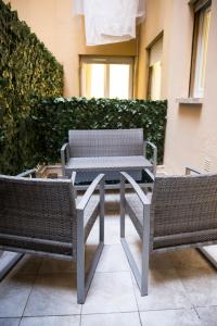 una mesa de picnic y 2 sillas en el patio en San Pietro Dreaming Rooms, en Roma