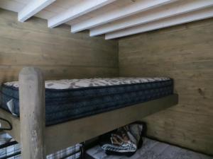 Un par de literas en una habitación en La maison sous les arbres, en Saint Roch de Mekinac