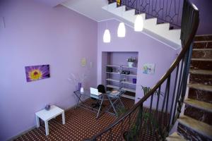 PellaroにあるB&B Arcobalenoのデスクとテーブルが備わる階段付きの客室です。