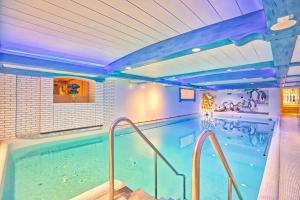 Bazén v ubytování Kur- und Wellnesshotel Förch nebo v jeho okolí