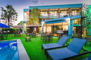 La alberca dentro o cerca de Peace Blue Naiharn Naturist Resort Phuket SHA Extra Plus