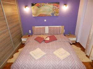 um quarto com uma cama grande e 2 almofadas em ANNA em Atenas