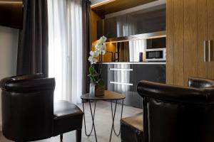 Η κουζίνα ή μικρή κουζίνα στο Vinatea Suites +9 φωτογραφίες
