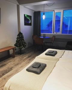 レイキャビクにあるSvala Apartments by Heimaleigaのクリスマスツリーが飾られたベッド2台付きの部屋
