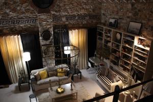 uma sala de estar cheia de mobiliário e uma parede de pedra em Joanna em Stavroúpolis