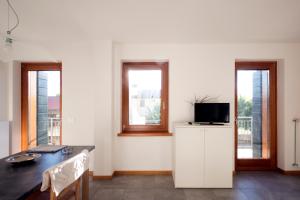 TV a/nebo společenská místnost v ubytování Agriturismo Mestroni