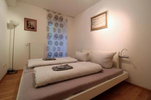 Tempat tidur dalam kamar di Luxury city apartment - view of river and castle