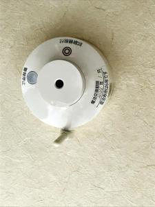 un ventilador de techo en el techo de una habitación en Izumisano - House / Vacation STAY 10866, en Izumisano
