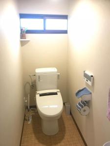 uma casa de banho com um WC branco num quarto em Izumisano - House / Vacation STAY 10866 em Izumi-Sano