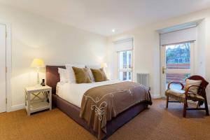 سرير أو أسرّة في غرفة في Veeve - Southside Charm