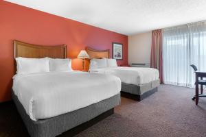 Lova arba lovos apgyvendinimo įstaigoje Holiday Inn Express Chicago-Downers Grove, an IHG Hotel