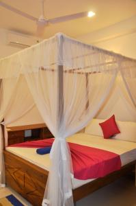 Tempat tidur dalam kamar di Maduranga n Guest