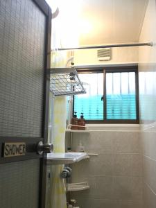 uma casa de banho com um lavatório e uma janela em Izumisano - House / Vacation STAY 10866 em Izumi-Sano
