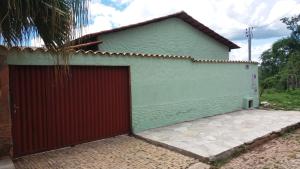 un edificio con una puerta roja delante de él en Casa da Mary, en Pirenópolis