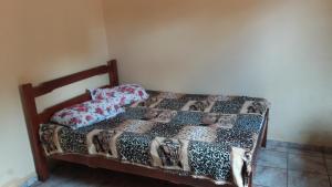 Cama pequeña en una esquina de habitación en Casa da Mary, en Pirenópolis