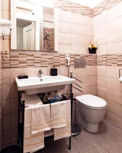
a bathroom with a toilet a sink and a bath tub at Villa dei Pescatori in LʼAquila
