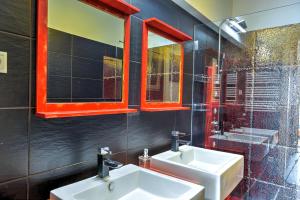 La salle de bains est pourvue de 2 lavabos et de 2 miroirs. dans l'établissement Central Downtown Apartments, à Budapest