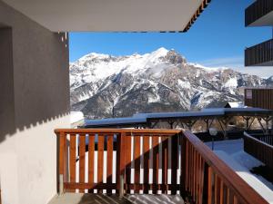 balcone con vista su una montagna innevata di Appartement 4/6 personnes Puy Saint Vincent a Puy-Saint-Vincent