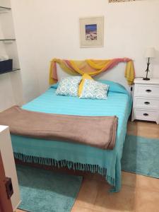 ファロにあるGast Houseのベッドルーム1室(青いシーツと枕のベッド1台付)