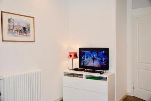 En tv och/eller ett underhållningssystem på Terrazza San Giovanni apartment