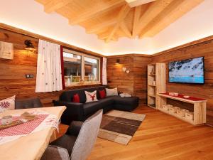 een woonkamer met een bank en een tv bij Apartment Christian in Mayrhofen