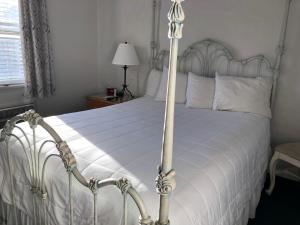 Ein Bett oder Betten in einem Zimmer der Unterkunft Catalina Island Seacrest Inn