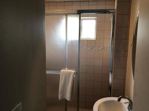 Ein Badezimmer in der Unterkunft Catalina Island Seacrest Inn