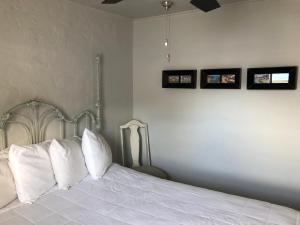 Ein Bett oder Betten in einem Zimmer der Unterkunft Catalina Island Seacrest Inn