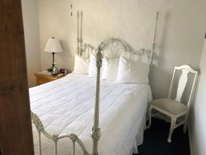 Ein Bett oder Betten in einem Zimmer der Unterkunft Catalina Island Seacrest Inn