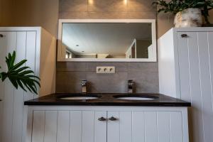 Baño con 2 lavabos y espejo en Place to Bee (Kamers) en Kortrijk