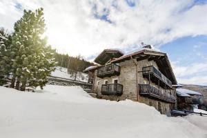 ein Gebäude im Schnee, der Boden ist mit Schnee bedeckt in der Unterkunft Nellali in Gressan