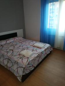 ログローニョにあるPiso para grupos en Logroñoのベッドルーム1室(ベッド1台、青いカーテン付きの窓付)