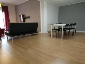 ログローニョにあるPiso para grupos en Logroñoのダイニングルーム(テーブル、黒い椅子付)