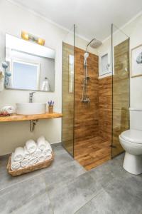 un bagno con doccia, lavandino e WC di Lotus Studios a Mália Altre 47 foto