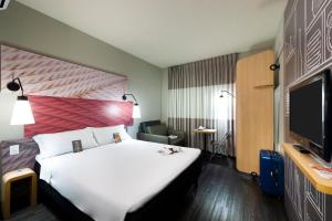 Uma TV ou centro de entretenimento em Ibis Teresina
