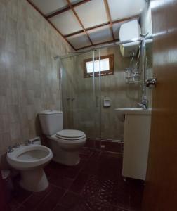 y baño con aseo y lavamanos. en Mauruuru, en La Pedrera