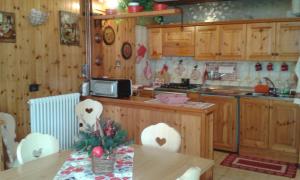 A kitchen or kitchenette at Sella Ronda Apartment