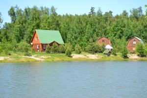 un grupo de casas a orillas de un lago en Fishing Club Litvinovo, en Litvinovo