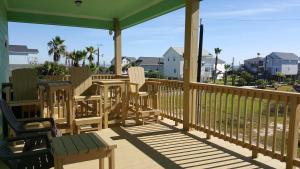 Gallery image of --OCEAN VIEWS ---3-MINUTE-WALK TO THE BEACH ---Near MOODY GARDENS -Schlitter Bahn -Pleasure Pier -Fishing Pier in Galveston