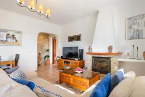 uma sala de estar com um sofá e uma lareira em Villa Can Ameler em Sant Carles de Peralta