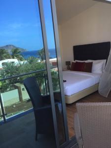 una camera con letto e vista sull'oceano di Lali's House a Tarrafal