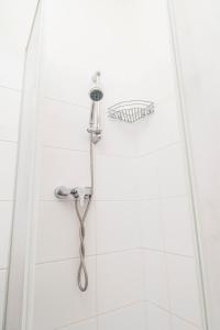 ウィーンにあるTiny Hideawayのバスルーム(シャワー、シャワーヘッド付)が備わります。
