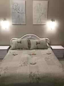 リヴィウにあるDELUXE APARTMENT VESELA 5のベッドルーム1室(白いベッド1台、ナイトスタンド2台付)